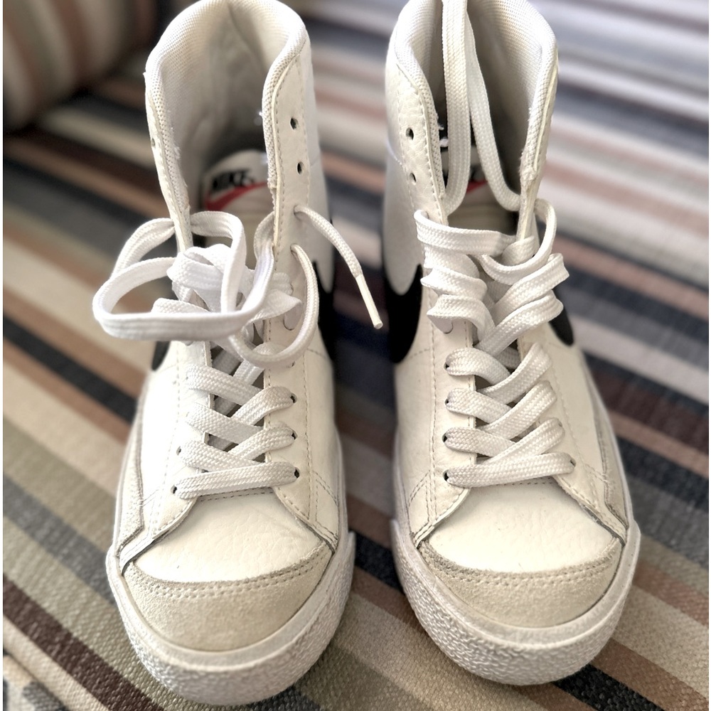 NIKE BLAZER MID 77 Boy's Athletic Sneakers White & Black Size 3.5 Lace Up